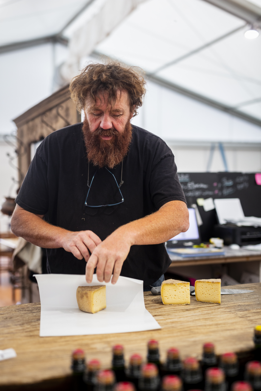 Gurvan Bourvellec avec la Tome de Rhuys, fromage breton