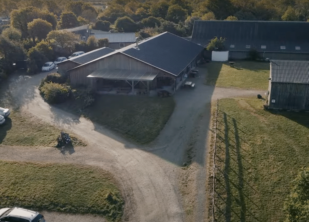 Activité Sarzeau : Balade en calèche autour du château de Suscinio et rencontre avec les vaches bretonnes pie-noires à la Tome de Rhuys. Une vue aérienne de la Tome de Rhuys, ferme fromagère de Suscinio
