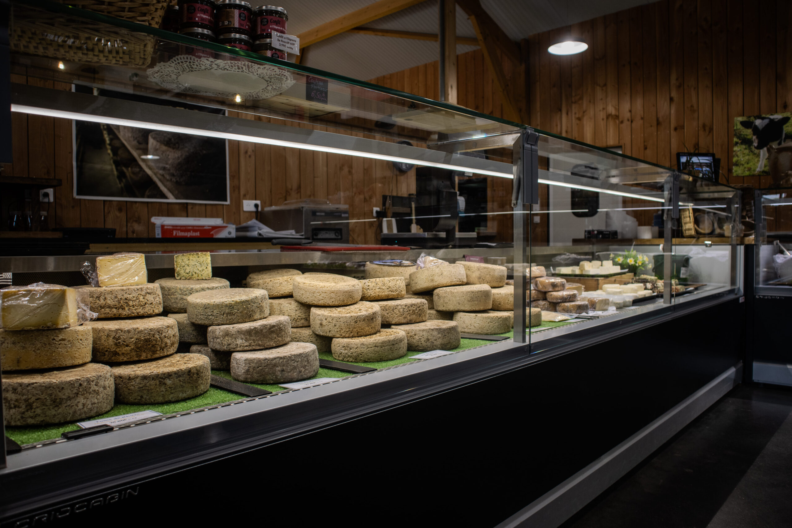 Boutique de la ferme fromagère Tome de Rhuys à Sarzeau près de Vannes – vente de fromages locaux