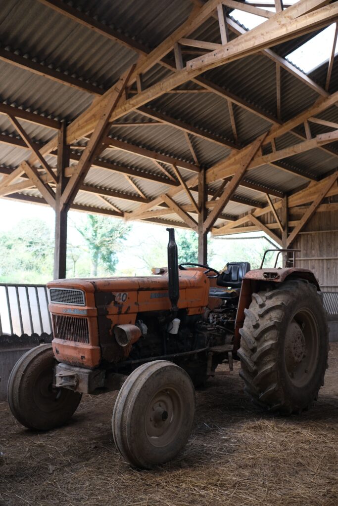 Tracteur agricole à la ferme Tome de Rhuys à Sarzeau – activité agricole près de Vannes